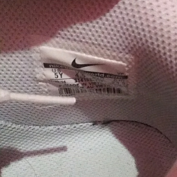 Nike - Picture 3 of 5